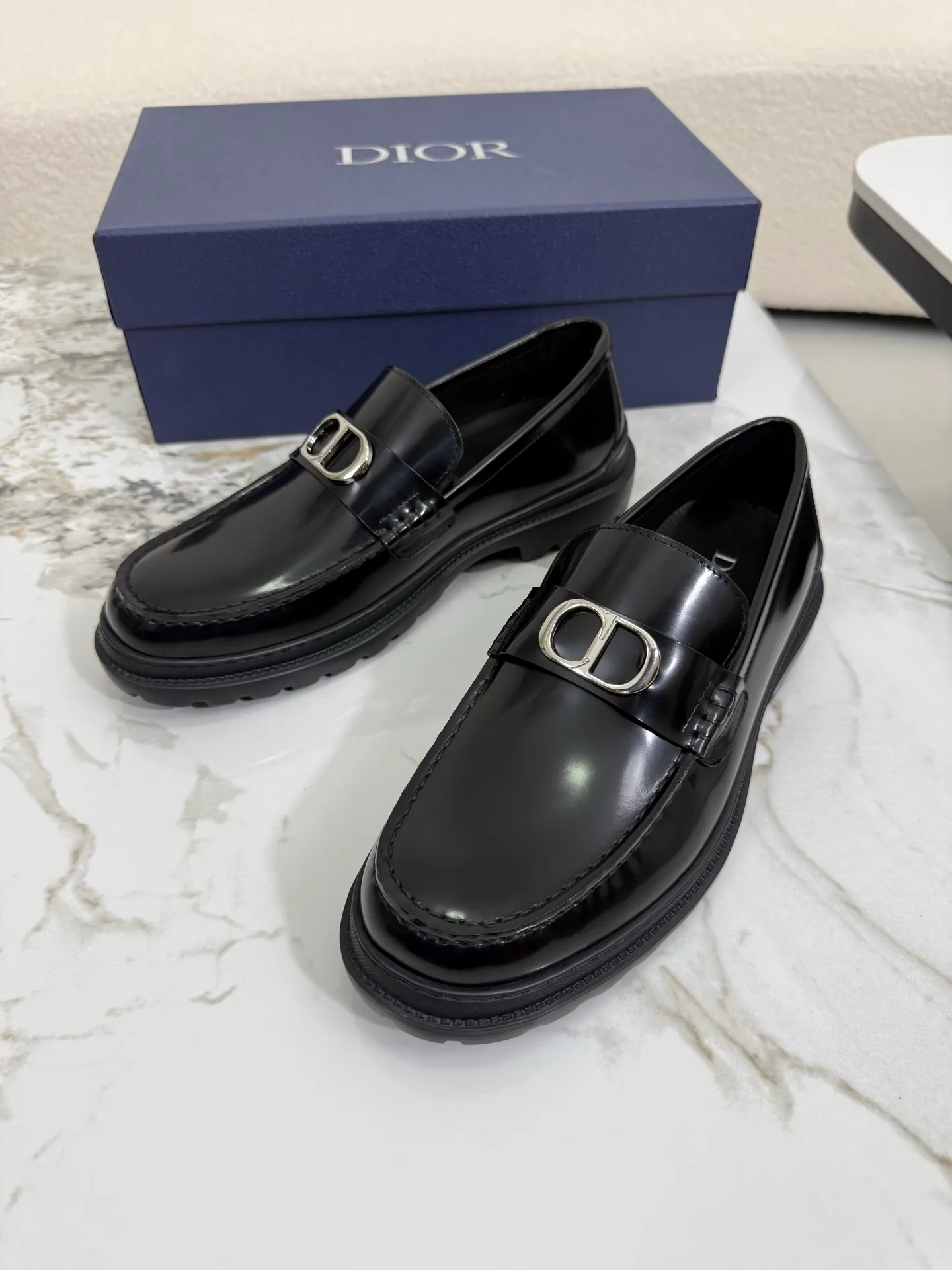 [ DIOR ] Top P: 820💰 ▪️Size: 39-44 (customized for 38.45) Top male leather shoes DIOR Dior combines high-quality materials and exquisite details. The imported cowhide leather upper is embellished with Gancio buckles, showing a luxurious style. Imported cattle. TP sole is light and flexible in texture